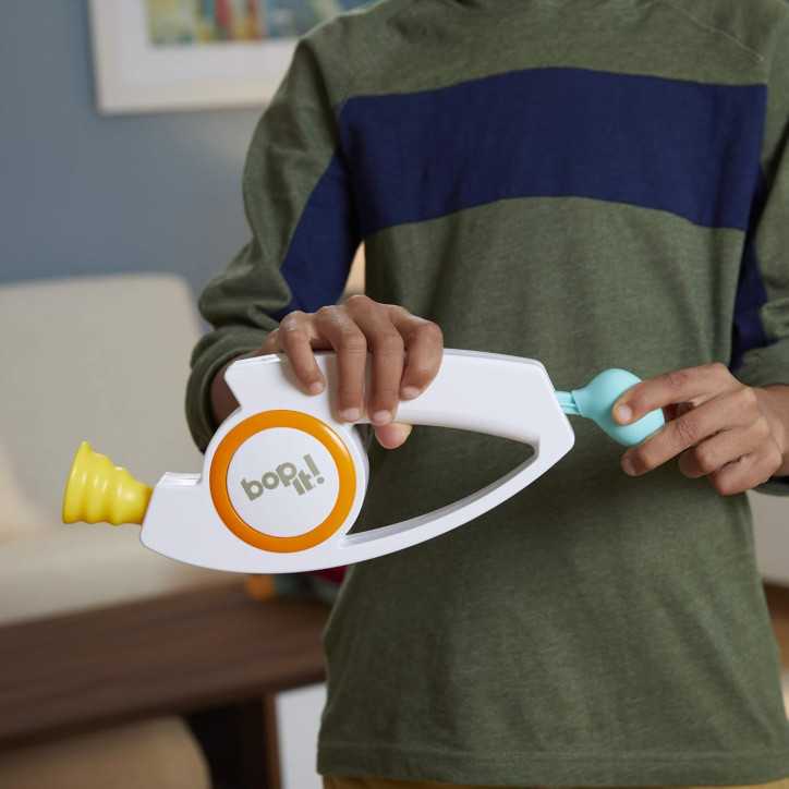 Bop It! Jeu électronique Hasbro : Défis et rires garantis pour toute la famille (8 ans et +) Bop It! Jeu électronique Hasbro : Défis et rires garantis pour toute la famille (8 ans et +)