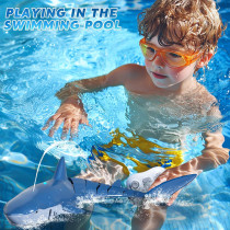 Jouet Requin Télécommandé 1:18 pour Enfants avec Lumière & Spray