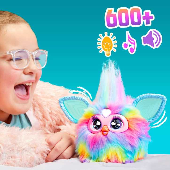 Furby s’éveille au toucher et à la voix, pour des moments de jeu espiègles et complices Furby s’éveille au toucher et à la voix, pour des moments de jeu espiègles et complices